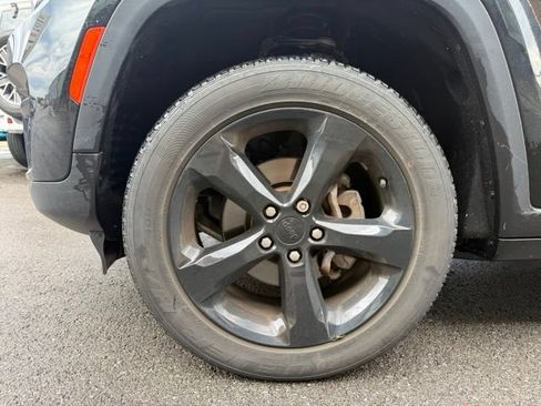 Used 2024 Jeep Grand Cherokee Altitude AWD/4WD image 19