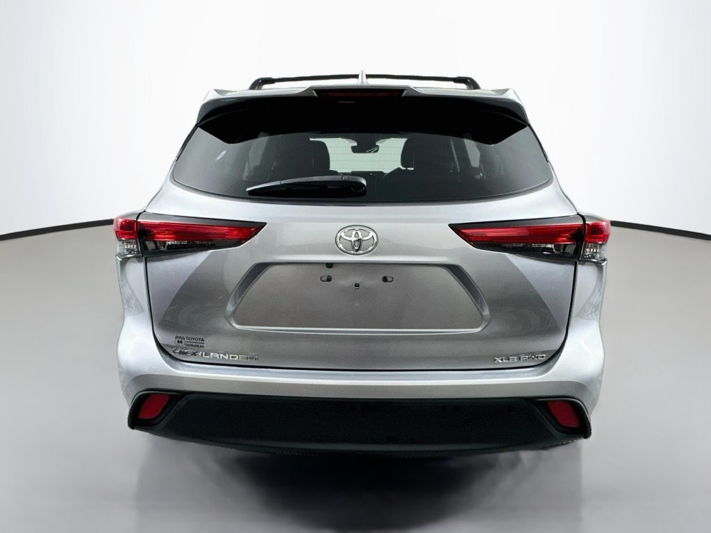 Used 2022 Toyota Highlander XLE AWD/4WD image 7