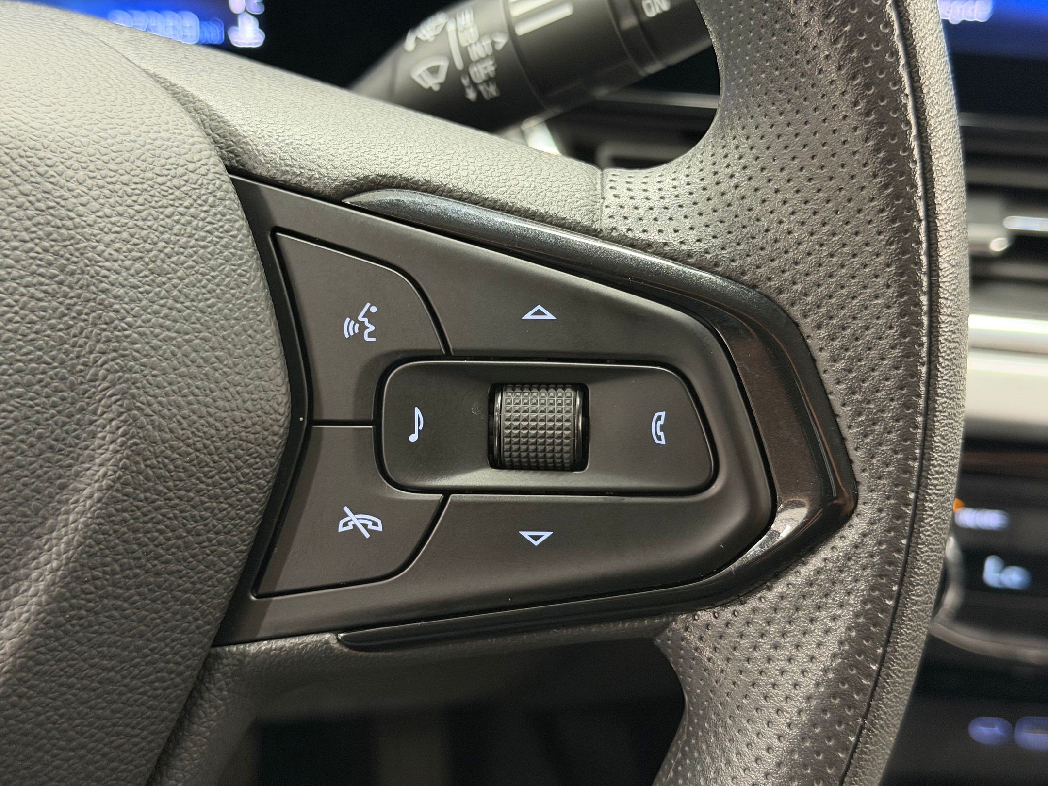 Used 2025 Chevrolet Trax LT FWD image 14