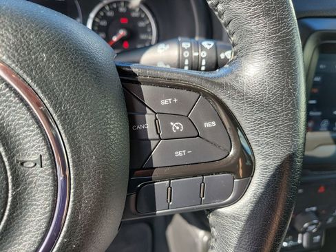 Used 2018 Jeep Renegade Altitude image 24