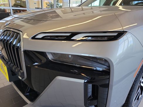 Used 2025 BMW 740i xDrive image 9