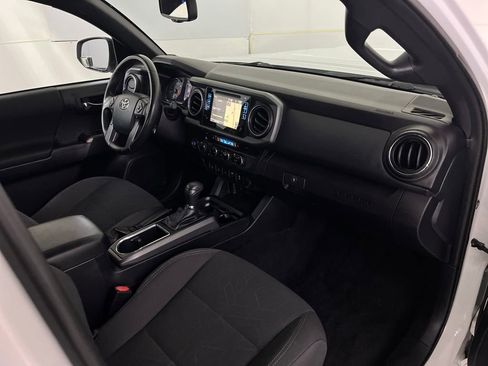 Used 2017 Toyota Tacoma TRD Sport w/ Premium & Technology Package image 22