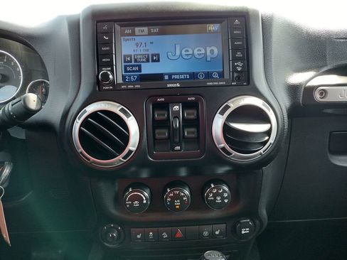 Used 2015 Jeep Wrangler Unlimited Rubicon w/ Connectivity Group AWD/4WD image 3