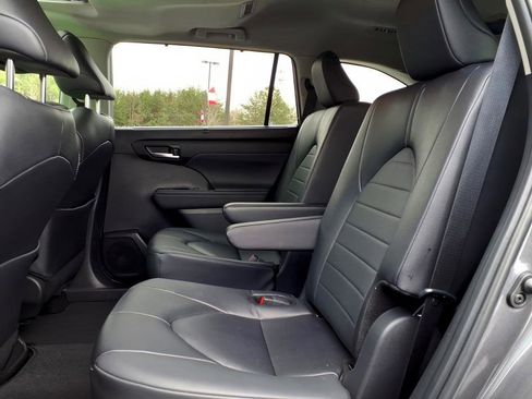 Used 2024 Toyota Highlander XLE image 13