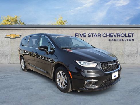 Used 2023 Chrysler Pacifica Touring-L FWD image 1