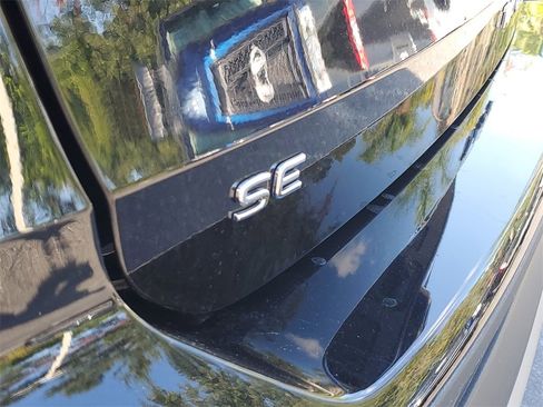 Certified 2025 Volkswagen Taos SE image 6