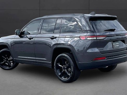 Used 2024 Jeep Grand Cherokee Limited w/ Black Appearance Package AWD/4WD image 10