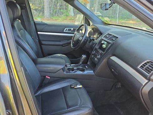 Used 2017 Ford Explorer XLT w/ Equipment Group 202A image 10