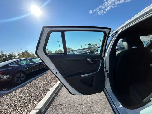 Used 2016 Volvo V60 T5 Platinum image 10