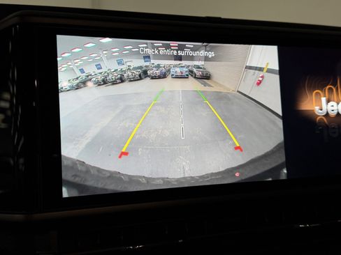 Used 2024 Jeep Wrangler Unlimited image 33