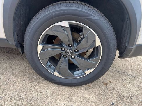 Used 2025 Nissan Rogue SV FWD image 32