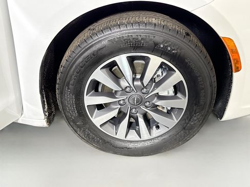 Used 2024 Chrysler Pacifica Limited FWD image 30