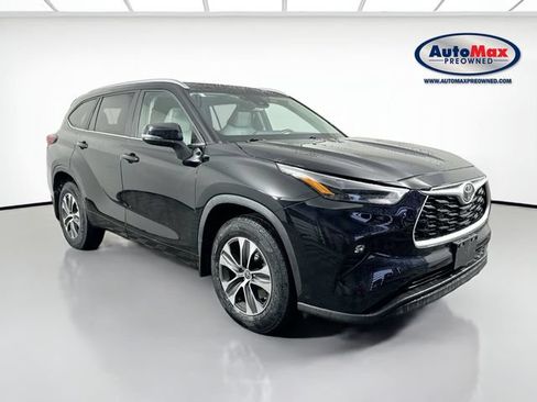 Used 2023 Toyota Highlander XLE AWD/4WD image 1