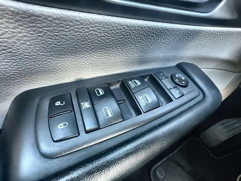 Used 2021 Chrysler Pacifica Touring-L image 15