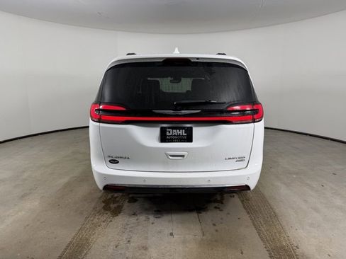 Used 2022 Chrysler Pacifica Limited w/ Uconnect Theater Family Group image 8