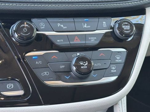 Used 2024 Chrysler Pacifica Limited FWD image 36