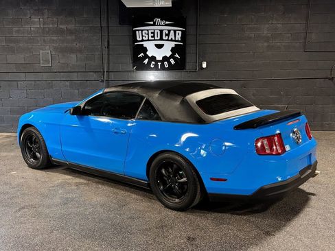 Used 2010 Ford Mustang Convertible RWD image 3