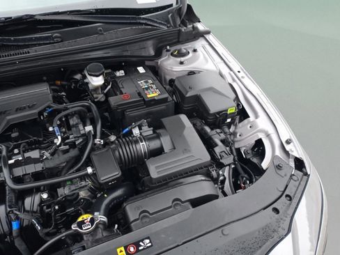 Certified 2025 Hyundai Elantra Sport image 28