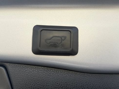 Used 2019 Toyota RAV4 Limited FWD image 19