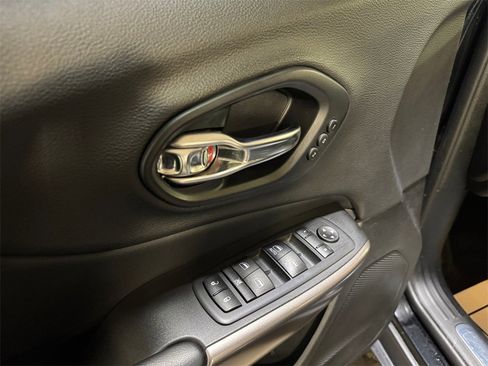 Used 2019 Jeep Cherokee Limited image 14