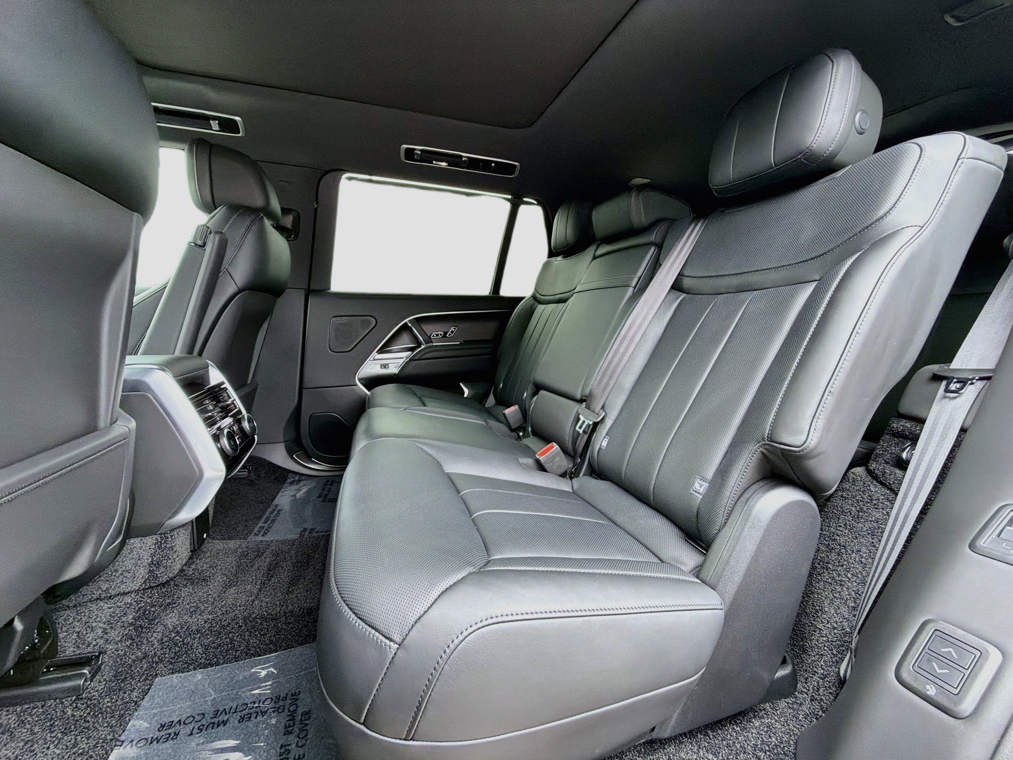 New 2026 Land Rover Range Rover Long Wheelbase SE AWD/4WD image 23