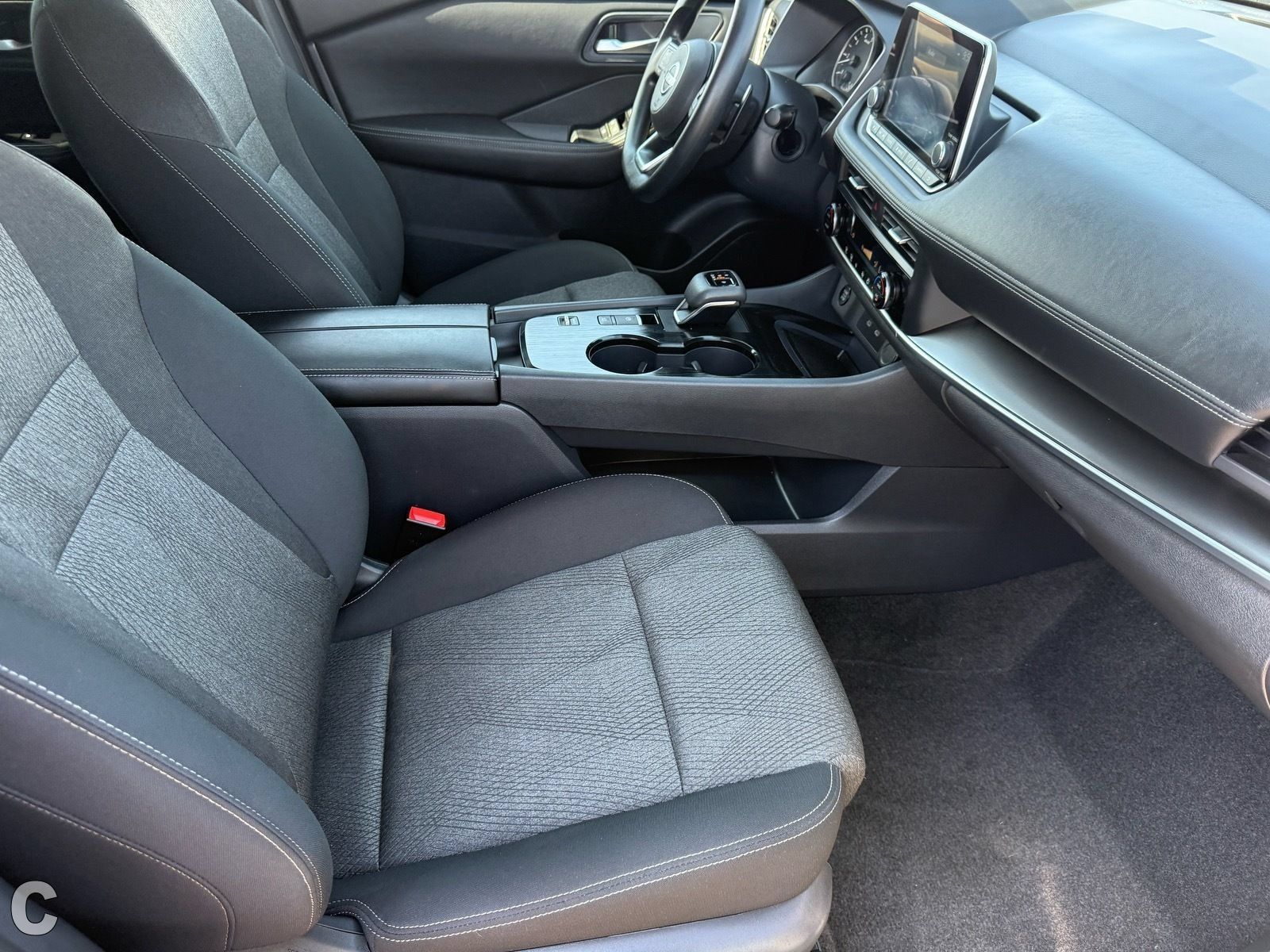 Used 2024 Nissan Rogue SV FWD image 29