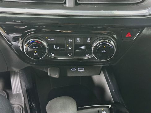 Used 2024 Chevrolet Trax RS FWD image 23