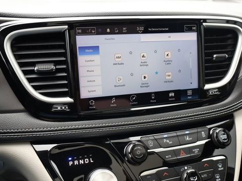 Used 2024 Chrysler Pacifica Touring-L image 16