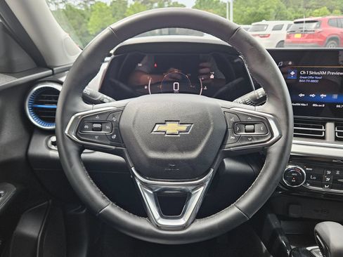 Used 2025 Chevrolet Trax LT w/ LT Convenience Package FWD image 15