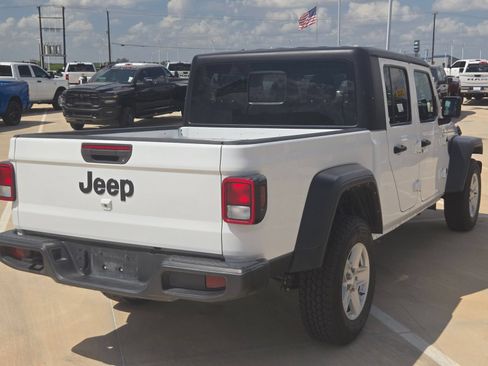 Used 2023 Jeep Gladiator Sport AWD/4WD image 4