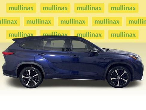 Used 2021 Toyota Highlander XSE AWD/4WD image 2