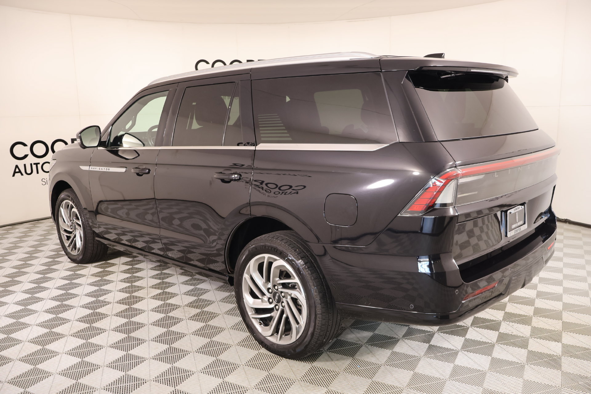 Certified 2025 Lincoln Navigator Reserve AWD/4WD image 24
