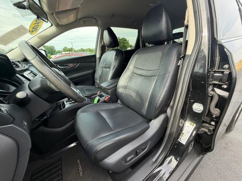 Used 2018 Nissan Rogue SV w/ Premium Package FWD image 18