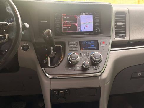 Used 2018 Toyota Sienna XLE w/ XLE Navigation Package FWD image 16