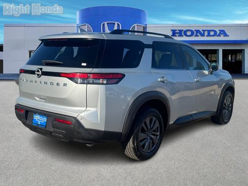 Used 2025 Nissan Pathfinder SV image 6