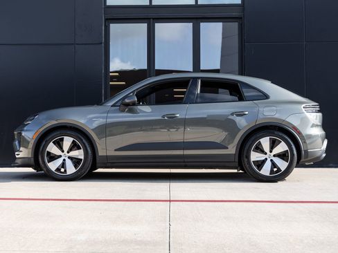 Certified 2025 Porsche Macan Electric image 2