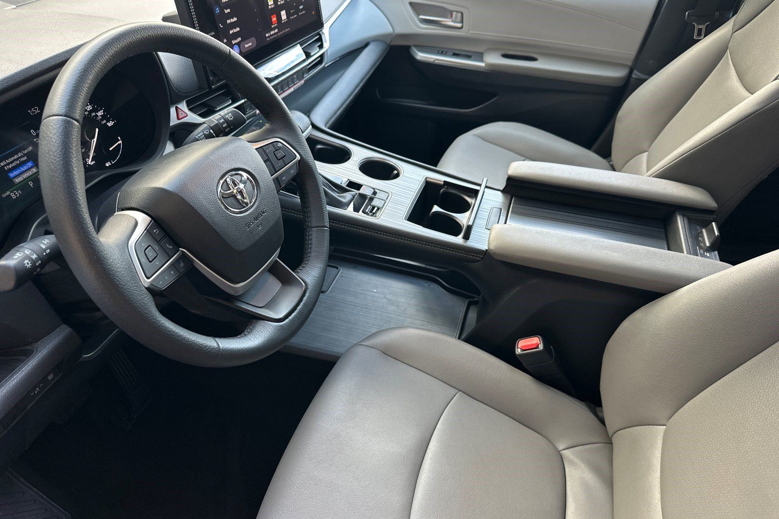 Used 2026 Toyota Sienna XLE FWD image 4