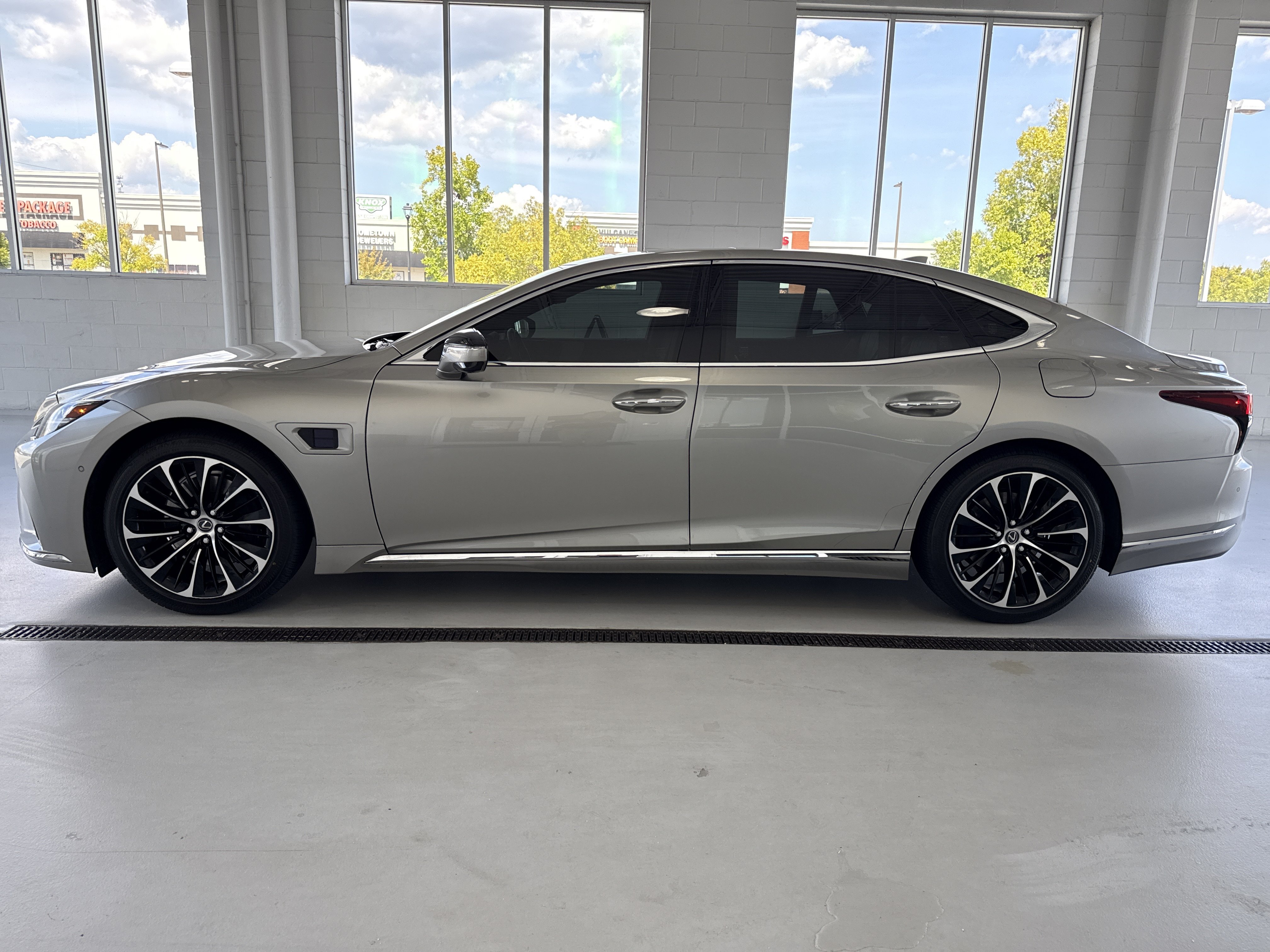 Used 2023 Lexus LS 500h AWD w/ Luxury Package image 8