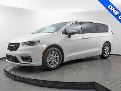 Used 2023 Chrysler Pacifica Touring-L FWD image 2