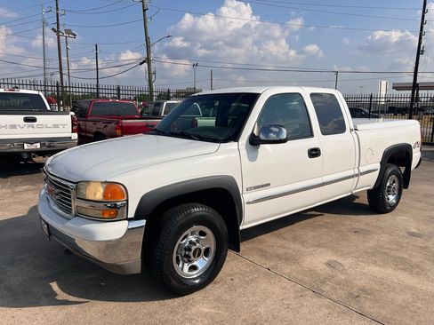 Used 2001 GMC Sierra 2500 4x4 Extended Cab w/ Convenience Plus Group image 2