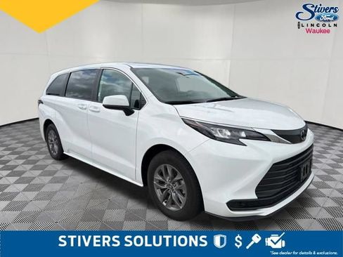 Used 2026 Toyota Sienna LE FWD image 3