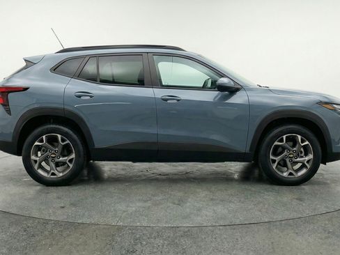 Used 2025 Chevrolet Trax LT w/ LT Convenience Package FWD image 11