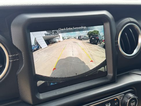 Used 2023 Jeep Wrangler Unlimited Sahara AWD/4WD image 19