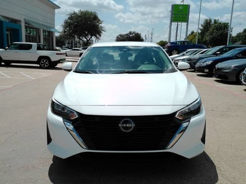Used 2025 Nissan Sentra SV FWD image 2