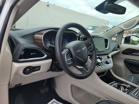 Used 2023 Chrysler Pacifica Limited FWD image 18