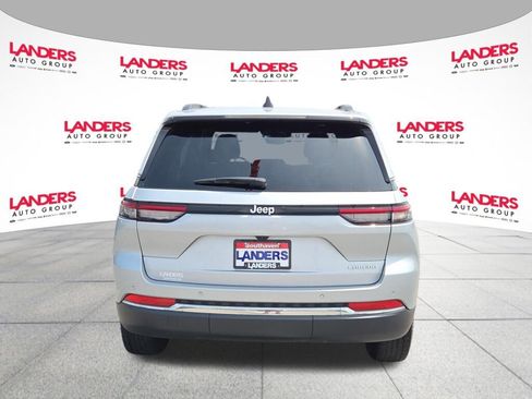 Used 2025 Jeep Grand Cherokee Laredo RWD image 4