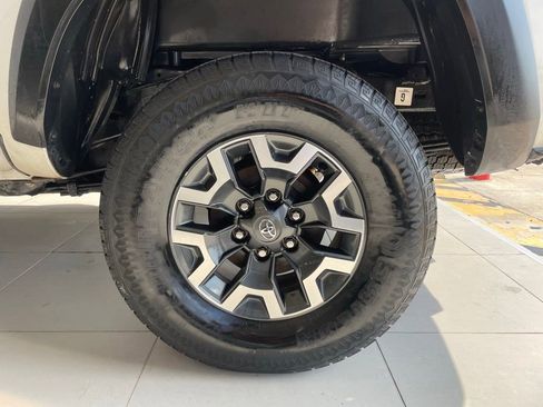 Used 2022 Toyota Tacoma TRD Off-Road w/ Technology Package AWD/4WD image 17
