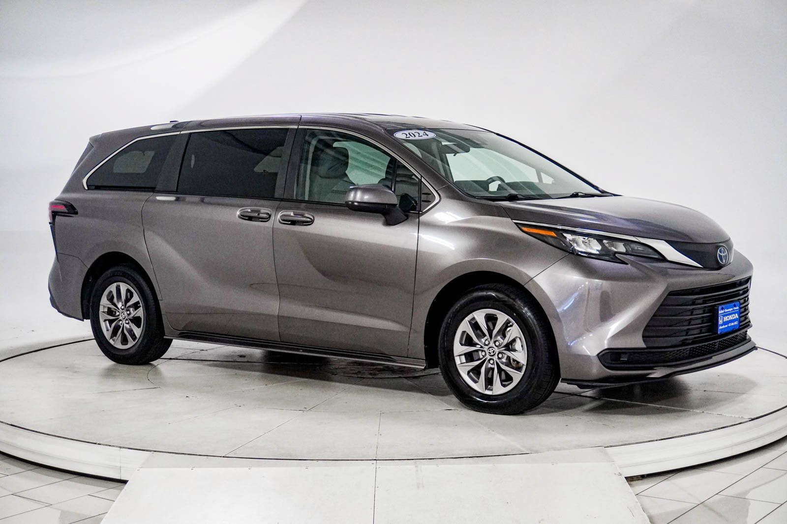 Used 2024 Toyota Sienna LE FWD image 13