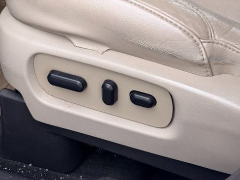 Used 2015 Ford Explorer XLT w/ Equipment Group 202A image 6