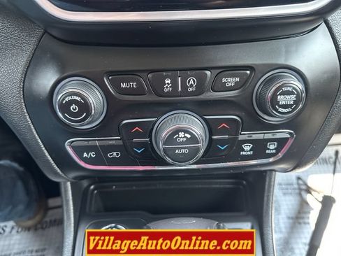 Used 2019 Jeep Cherokee Limited AWD/4WD image 22